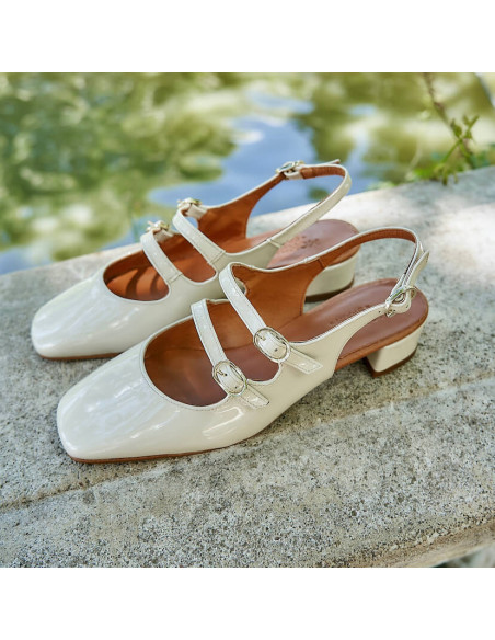 Mercedita lolina destalonada en color crema con vista en perspectiva sobre muro - MONPIEL