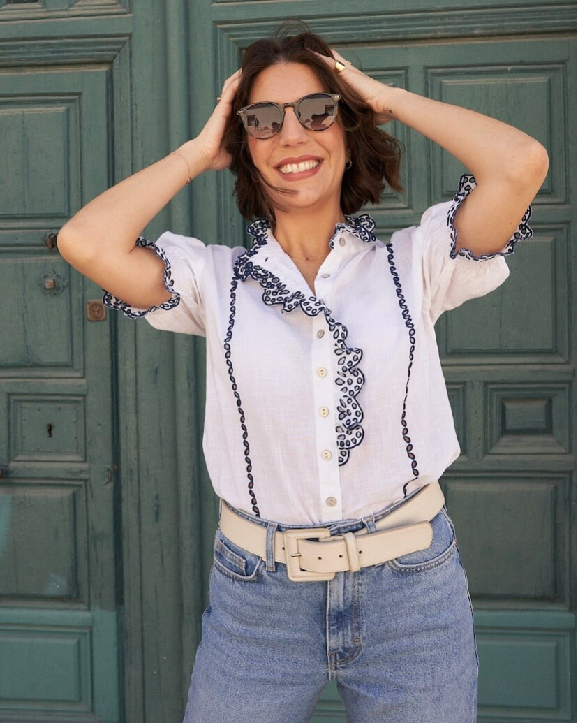 Short-sleeve white lace blouse, front view, with sunglasses - MONPIEL