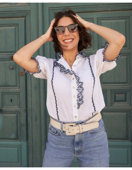 Short-sleeve white lace blouse, front view, with sunglasses - MONPIEL