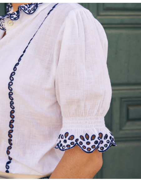 Short-sleeve white lace shirt, side view, sleeve lace detail - MONPIEL