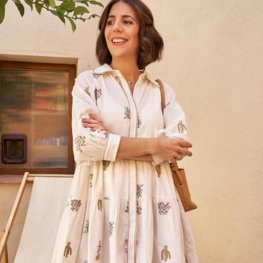 Vestido bordado a mano cactus en color hueso, plano medio en exterior con bolso en la mano - MONPIEL 2