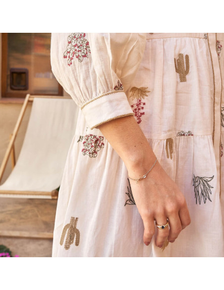 Robe brodée à la main avec cactus en couleur ivoire, gros plan sur les broderies du bras - MONPIEL
