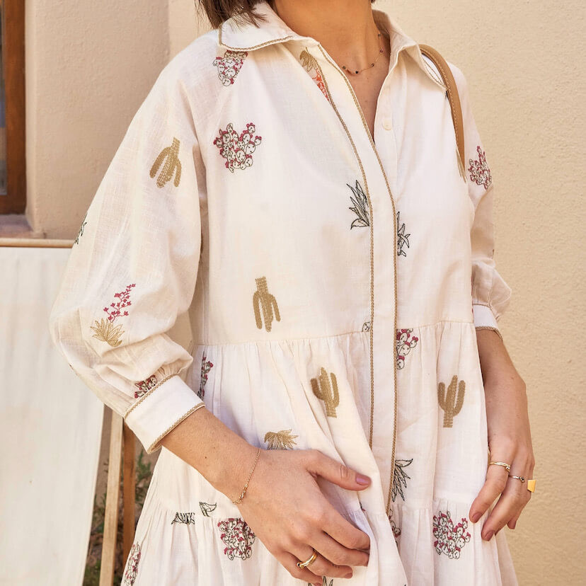 Vestido bordado à mão com cactos em tom de osso, plano médio - MONPIEL