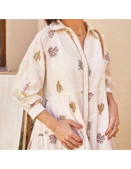 Vestito ricamato a mano con cactus in colore avorio, ripresa a mezza figura - MONPIEL