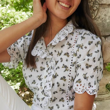 Short-sleeve lace blouse with blue floral pattern, close-up detail, front view - MONPIEL