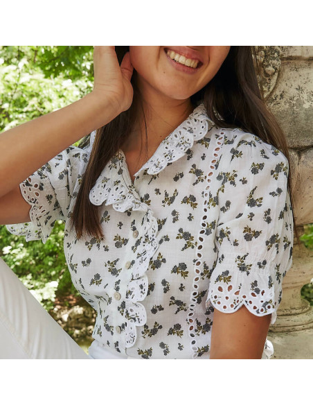Short-sleeve lace shirt with blue floral pattern, close-up front detail - MONPIEL