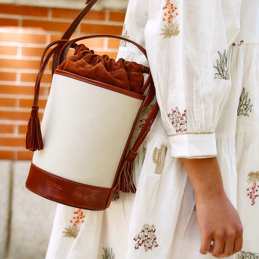 Vestido bordado à mão com cactos em tom de osso com vista de perfil em close, detalhe da bolsa no ombro - MONPIEL