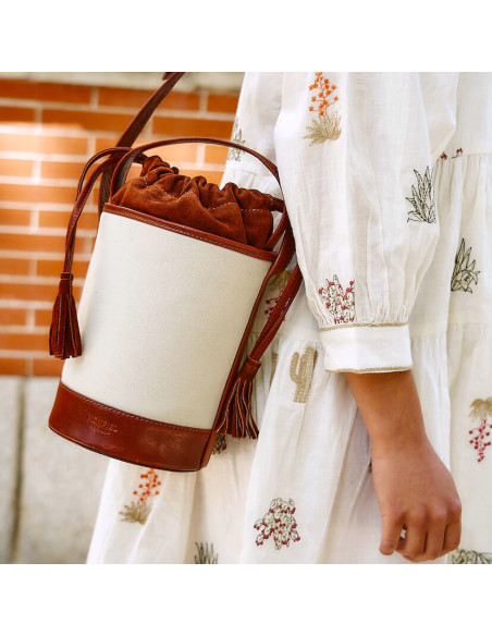 Robe brodée à la main avec cactus en couleur ivoire, vue de profil en gros plan, détail du sac à l’épaule - MONPIEL