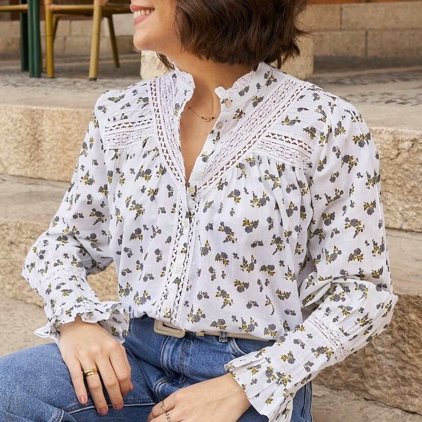 Camisa de renda com mangas longas e padrão de flores azuis, plano médio com vista frontal sentada nas escadas - MONPIEL