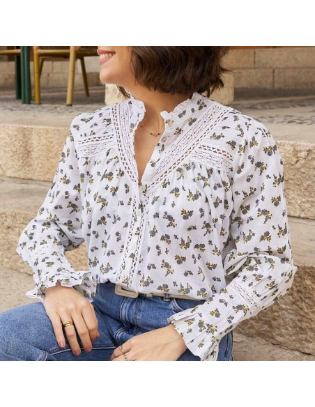 Camisa encaje manga larga en color flores azules, plano medio con vista frontal sentada en escaleras - MONPIEL