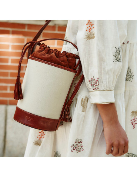 Bolsa cubo pequena de canvas em tom couro pendurada no ombro - MONPIEL