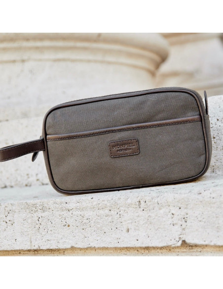 Trousse de toilette en toile et cuir verte pour homme, vue de face, posée sur un mur - MONPIEL