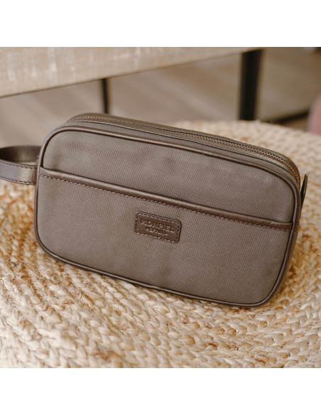 Necessaire masculino de canvas e couro em verde, com vista frontal apoiado sobre esparto - MONPIEL