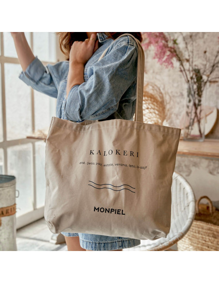 Kalokeri-Baumwolltasche in Knochenfarbe, Frontalansicht, über der Schulter getragen - MONPIEL Kalokeri-Baumwolltasche in Knochenfarbe, Frontalansicht, über der Schulter getragen - MONPIEL