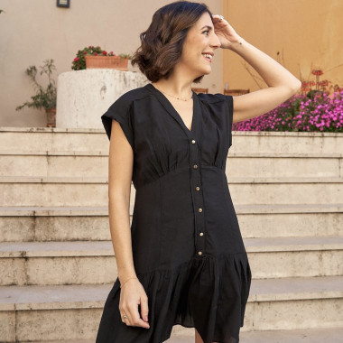 Kurzes Kleid aus weißem Leinen, sitzend auf einem Stuhl im Freien - MONPIEL 2