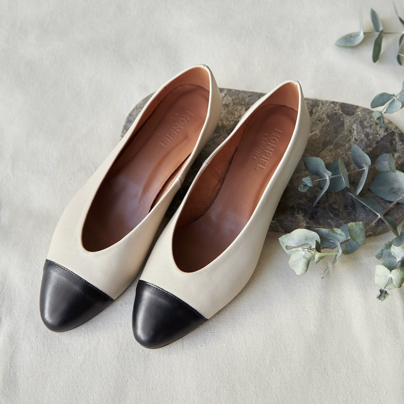 Beige leather ballerina with bicolor toe and heel, top view - MONPIEL