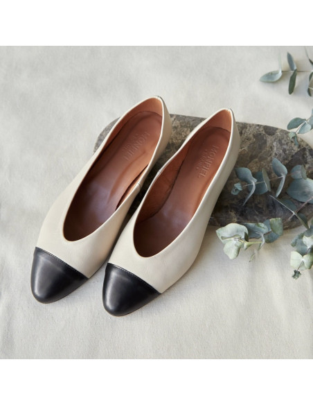 Ballerine à talon et bout bicolore en cuir beige, vue de dessus - MONPIEL Ballerine à talon et bout bicolore en cuir beige, vue de dessus - MONPIEL