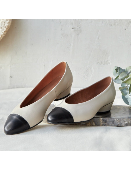 Ballerine à talon et bout bicolore en cuir beige, vue en perspective, posées sur du marbre - MONPIEL Ballerine à talon et bout bicolore en cuir beige, vue en perspective, posées sur du marbre - MONPIEL