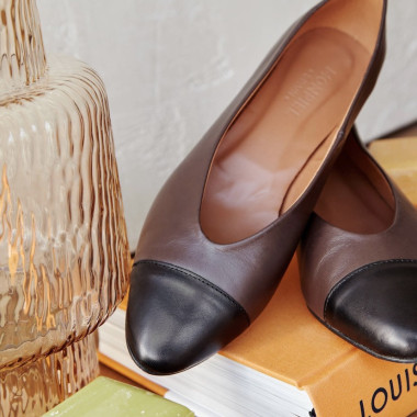 Bailarina de couro com salto, bico bicolor em bege, vista em perspectiva, apoiada em mármore - MONPIEL 2