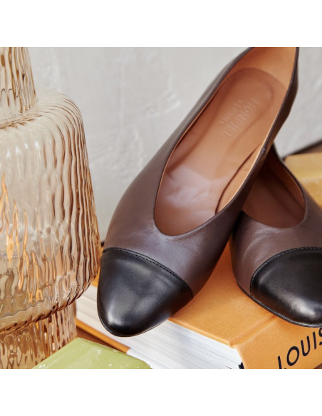 Bicolor pointed-toe ballet flat with heel in brown, close-up of the toe - MONPIEL Bicolor pointed-toe ballet flat with heel in brown, close-up of the toe - MONPIEL