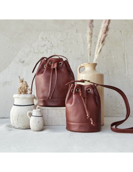 Grand sac seau en cuir couleur cuir, avec un petit sac à côté - MONPIEL