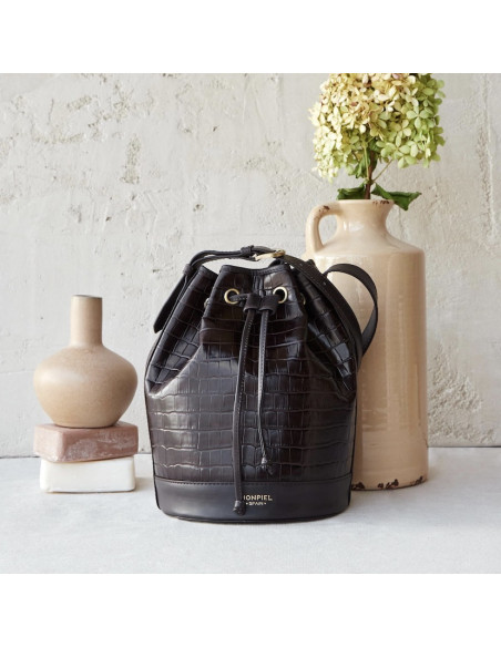 Große Ledertasche in Krokodilprägung, braun, Frontalansicht, vor einer Vase - MONPIEL