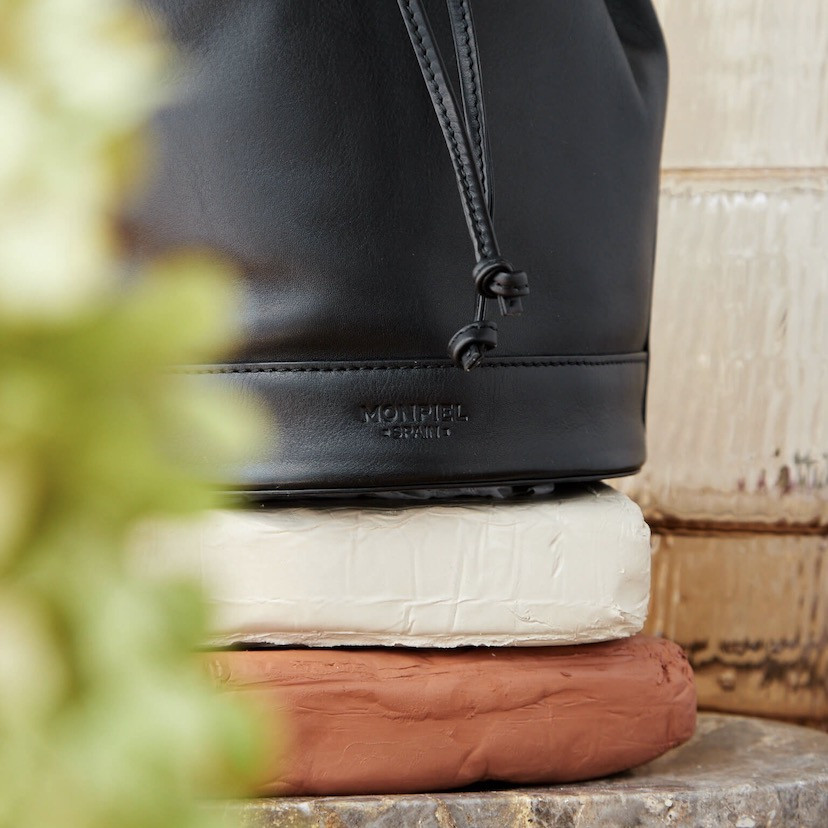 Large black leather bucket bag, front view, close-up of the logo - MONPIEL