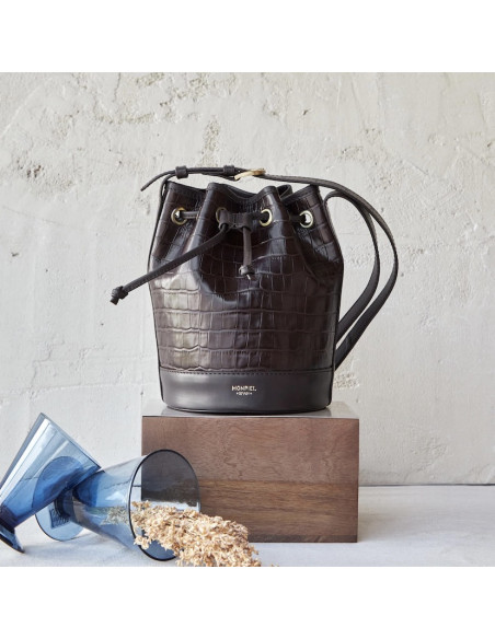 Kleine Ledertasche in Krokodilprägung, braun, Frontalansicht, auf Holz liegend - MONPIEL