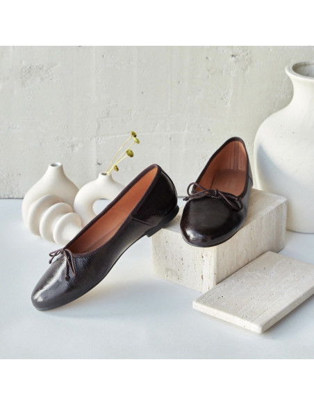 Ballerine à haut décolleté en cuir verni marron, vue en perspective, talon appuyé avec des vases - MONPIEL