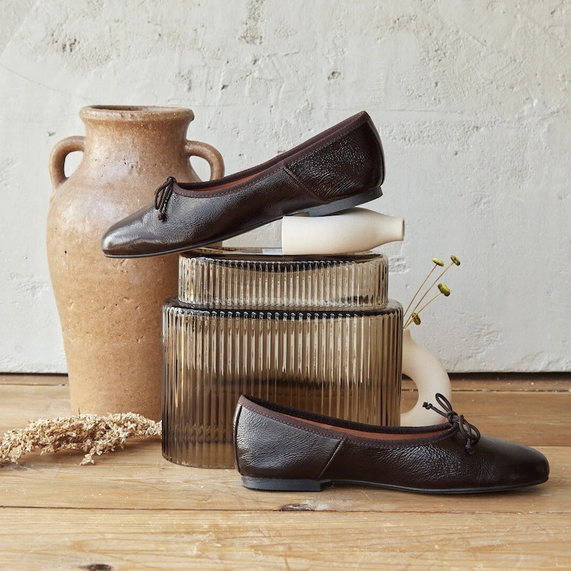 High-cut patent leather ballerina in brown color, side view, ballerina resting on vases - MONPIEL