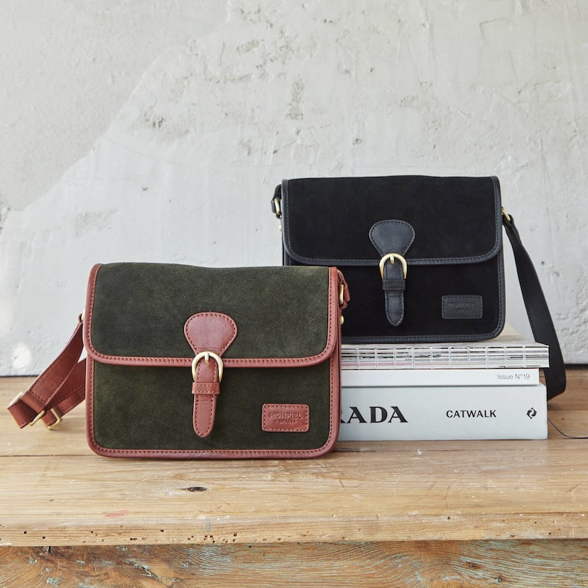 Bolsa satchel com fivela em camurça preta e serraje verde, vista frontal - MONPIEL