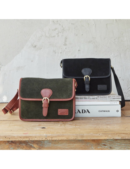 Satchel-Tasche mit Schnalle in schwarzem Wildleder und grünem Spaltleder, Frontalansicht - MONPIEL Satchel-Tasche mit Schnalle in schwarzem Wildleder und grünem Spaltleder, Frontalansicht - MONPIEL