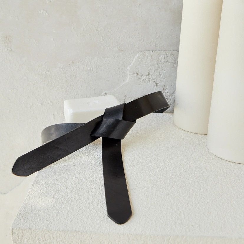Cinto de couro vaquetilla preto, fechado ao lado de sabão - MONPIEL