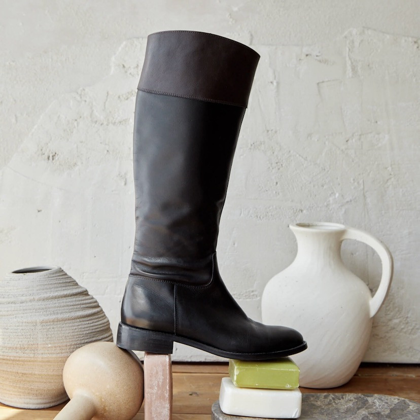 High leather jumping boot, side view, resting on soap - MONPIEL