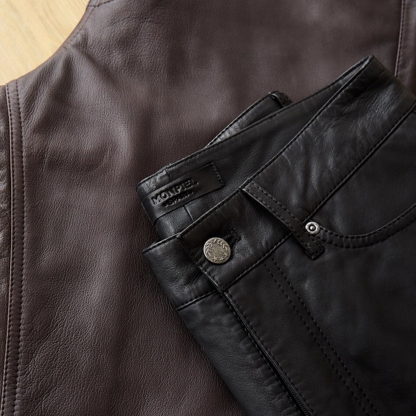 Calça de couro em marrom e preto, close-up - MONPIEL