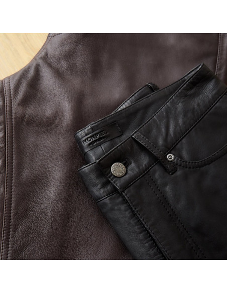 Calça de couro em marrom e preto, close-up - MONPIEL