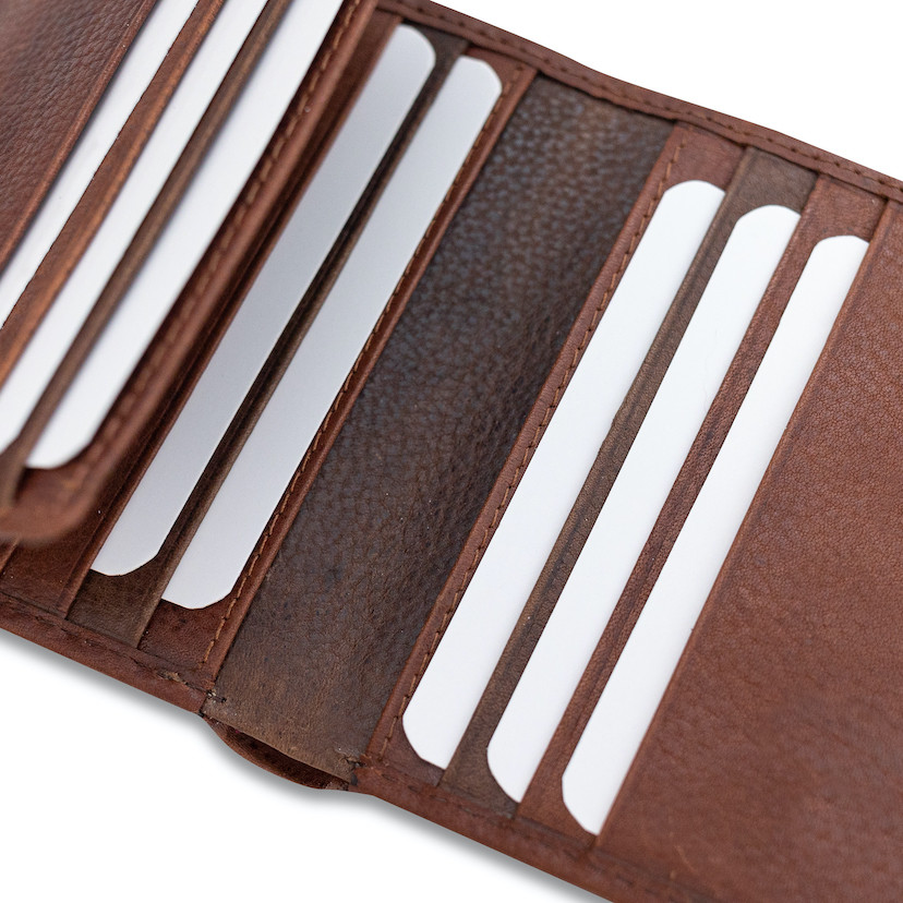 Havana leather wallet with elastic band and card slots, close-up view - MONPIEL