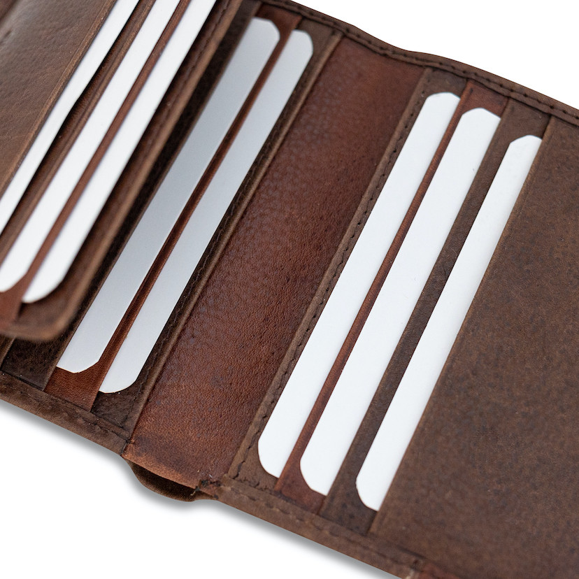 Carteira de couro com elástico em marrom, detalhes dos compartimentos para cartões - MONPIEL