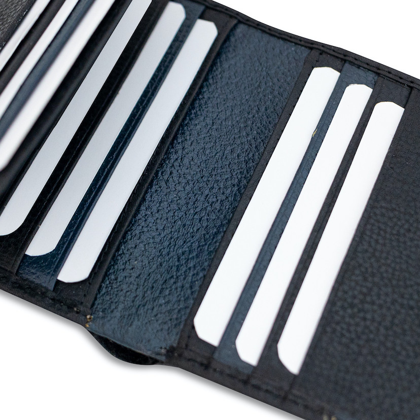 Carteira de couro com elástico em preto, detalhes dos compartimentos para cartões - MONPIEL