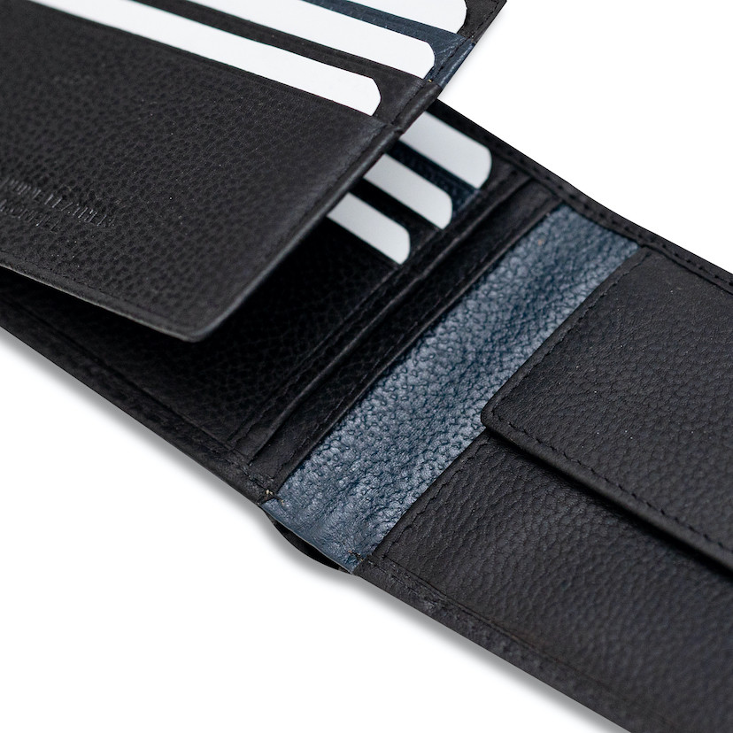 Carteira americana de couro com elástico em preto, aberta com compartimentos para cartões em fundo branco - MONPIEL