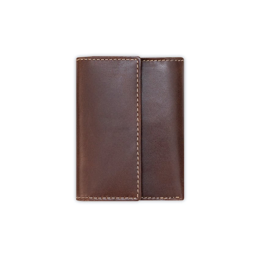 Carteira pequena de couro masculina em tom marrom com compartimento para notas e moedas, vista traseira em fundo branc - MONPIEL