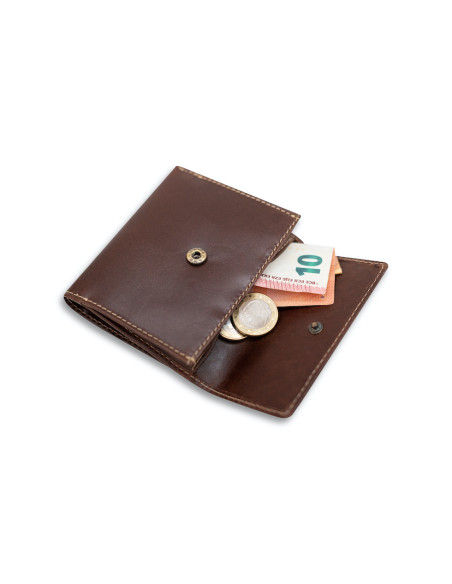 Cartera de hombre de piel pequeña con billetero y monedero en color marrón con detalle monedero sobre fondo blanco - MONPIEL
