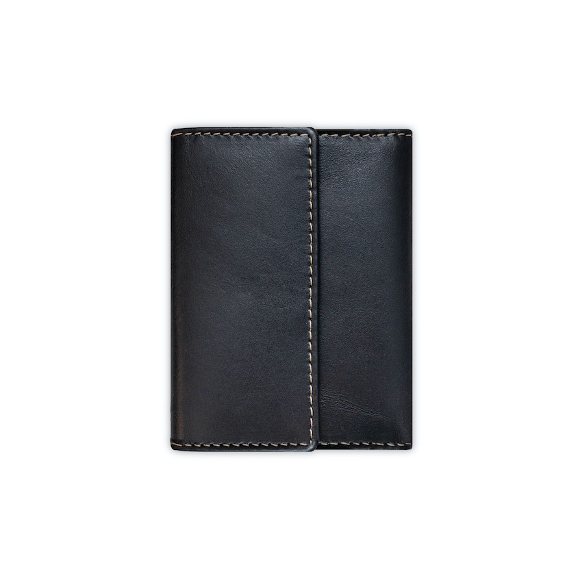 Carteira pequena de couro masculina em preto com compartimento para notas e moedas, vista traseira em fundo branco - MONPIEL
