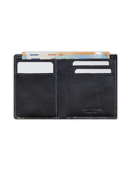 Carteira pequena de couro masculina em preto com compartimento para notas e moedas, aberta com detalhes dos slots para - MONPIEL