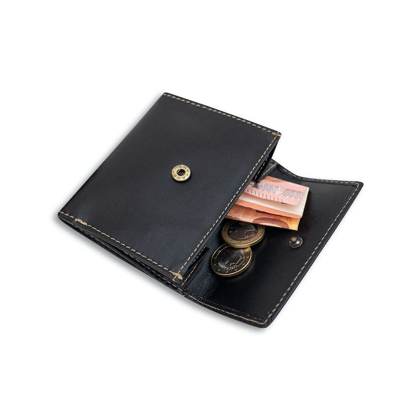 Carteira pequena de couro masculina em preto com compartimento para notas e moedas, detalhe do porta-moedas aberto em - MONPIEL
