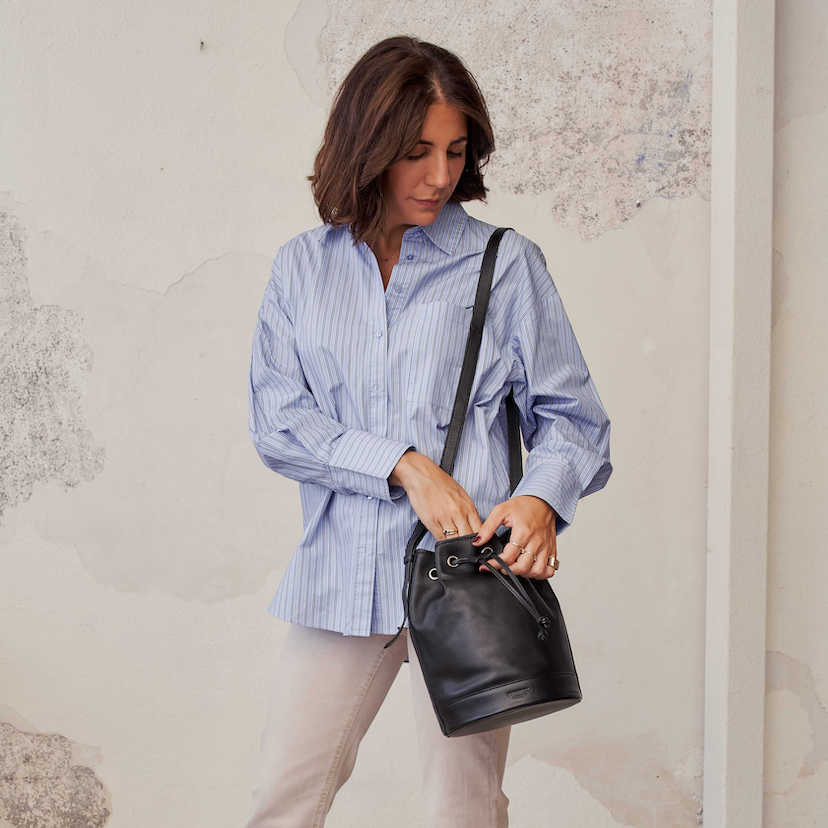 Bolsa bombonera grande de couro em preto, pendurada ao ombro - MONPIEL