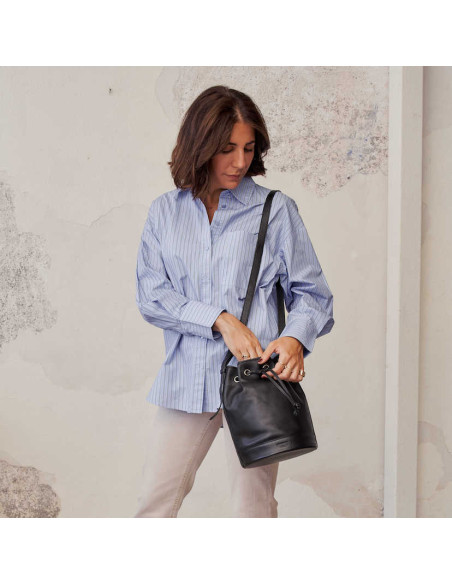 Bolsa bombonera grande de couro em preto, pendurada ao ombro - MONPIEL