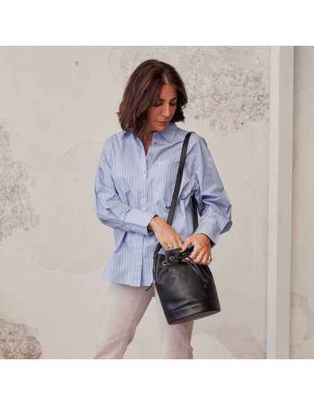 Grand sac bombonera en cuir noir, porté à l’épaule - MONPIEL