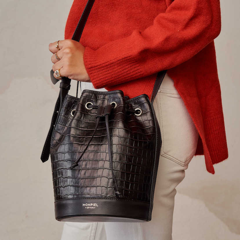 Bolsa bombonera grande de couro em marrom com estampa de crocodilo, vista frontal ao ombro - MONPIEL