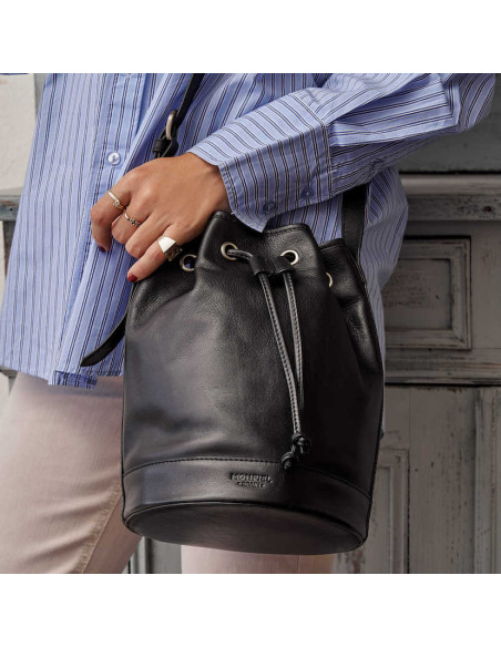 Borsa a secchiello grande in pelle nera, vista frontale, portata a spalla - MONPIEL
